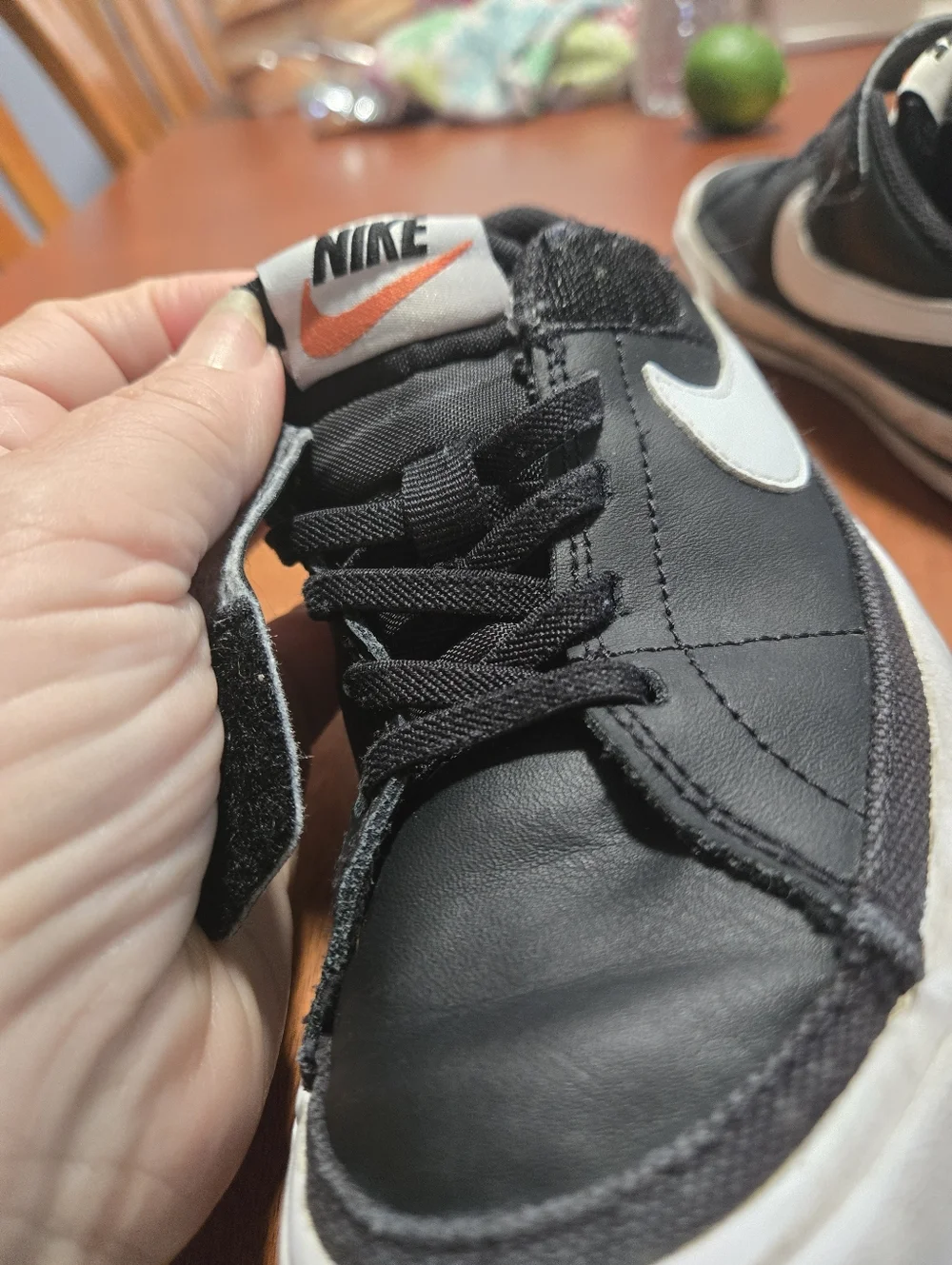 Nike Kids Black and White Low-Top Sneakers with Velcro Strap. Suze 12c